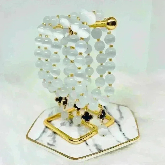 Elegant Moonstone Four-leaf Clover Bracelet - Picture 2 of 8